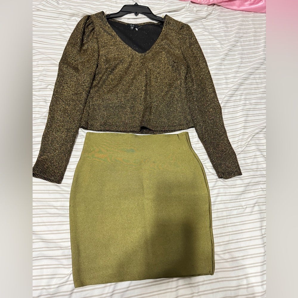 SHIMMERING GOLD RIBBED SWEATER
Simple High Waist Pencil Mini Skirt